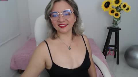 Snapshot of rebeca_milf chatting on 09.23.25 REBECA online show from 09.23.25