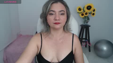 Snapshot of rebeca_milf chatting on 10.06.25 REBECA online show from 10.06.25