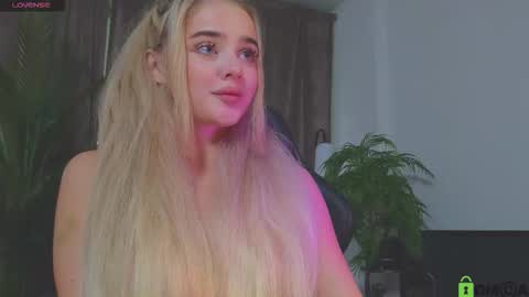 Snapshot of relax_time_ chatting on 09.11.25 Anna online show from 09.11.25