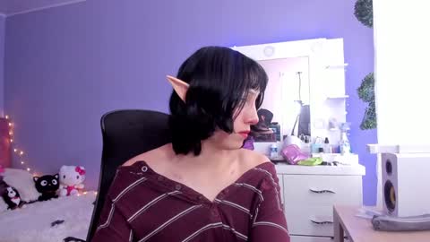 Snapshot of room312_ chatting on 12.10.24 Twelve 3 Inst Twelve 312002 Twitter Room312 2002 online show from 12.10.24