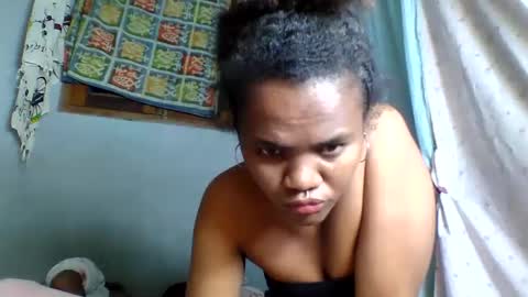 Snapshot of rosia22 chatting on 09.26.25 rosia22 online show from 09.26.25