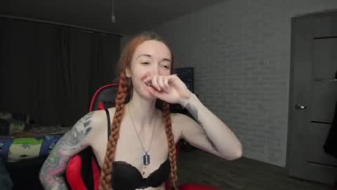 Snapshot of roxy_silver chatting on 03.04.25 Roxy online show from 03.04.25