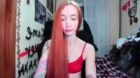 Snapshot of roxy_silver chatting on 10.04.25 Roxy online show from 10.04.25