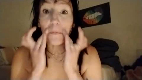 Snapshot of royaltycakes chatting on 11.14.25 royaltycakes online show from 11.14.25