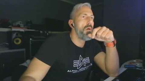 Snapshot of ruffi77 chatting on 01.06.25 Chico que rico Caliente online show from 01.06.25