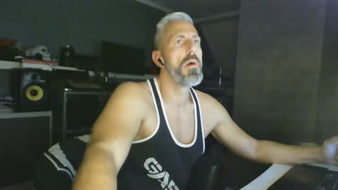 Snapshot of ruffi77 chatting on 01.18.25 Chico que rico Caliente online show from 01.18.25
