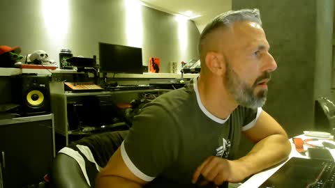 Snapshot of ruffi77 chatting on 02.07.25 Chico que rico Caliente online show from 02.07.25