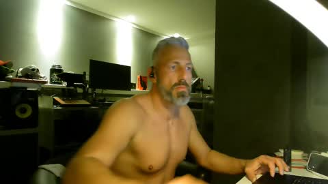 Snapshot of ruffi77 chatting on 02.11.25 Chico que rico Caliente online show from 02.11.25