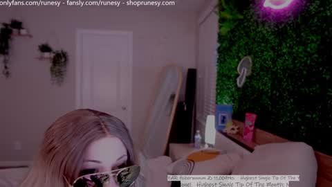 Snapshot of runesy chatting on 09.19.25 Lady online show from 09.19.25
