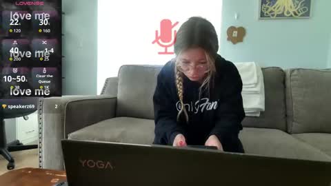 Snapshot of saltycaptain69_hatgirl69 chatting on 10.15.25 Salty Captain 69 Hat Girl 69 online show from 10.15.25