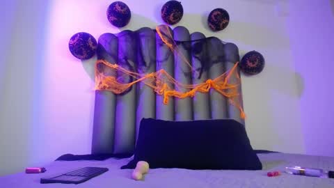 samantha_scottt online show from 10.18.25