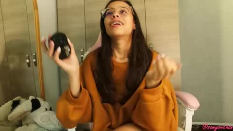 Snapshot of samyonichan chatting on 02.14.25 Special show on 17 december and 23 UwU online show from 02.14.25