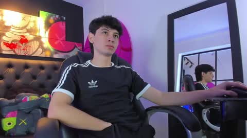 Snapshot of santi_delacruz chatting on 12.12.24 santi online show from 12.12.24