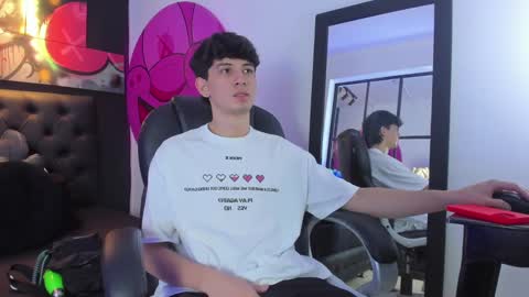 Snapshot of santi_delacruz chatting on 12.13.24 santi online show from 12.13.24