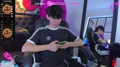 Snapshot of santi_delacruz chatting on 01.08.25 santi online show from 01.08.25