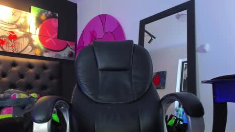 Snapshot of santi_delacruz chatting on 01.22.25 santi online show from 01.22.25