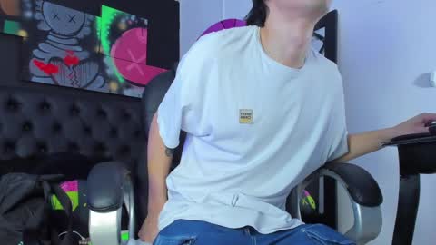 Snapshot of santi_delacruz chatting on 01.29.25 santi online show from 01.29.25