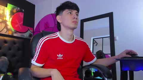 Snapshot of santi_delacruz chatting on 02.13.25 santi online show from 02.13.25