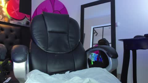 Snapshot of santi_delacruz chatting on 02.13.25 santi online show from 02.13.25