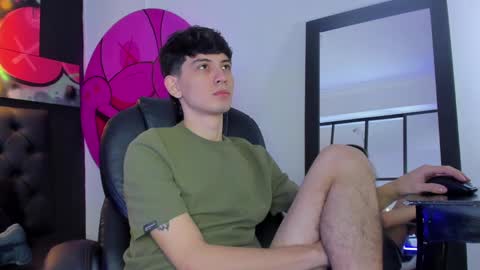 Snapshot of santi_delacruz chatting on 02.19.25 santi online show from 02.19.25