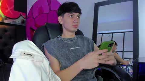 Snapshot of santi_delacruz chatting on 02.20.25 santi online show from 02.20.25