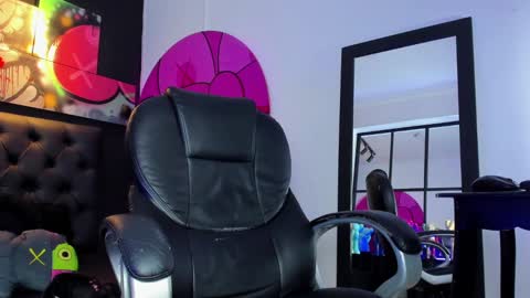 Snapshot of santi_delacruz chatting on 02.25.25 santi online show from 02.25.25