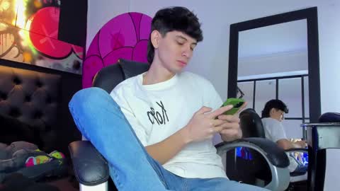 Snapshot of santi_delacruz chatting on 02.28.25 santi online show from 02.28.25