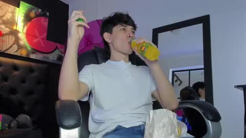 Snapshot of santi_delacruz chatting on 03.11.25 santi online show from 03.11.25