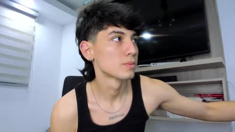 Snapshot of santi_delacruz chatting on 10.03.25 santi online show from 10.03.25