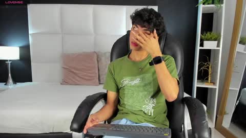 Snapshot of santy_carrington chatting on 12.19.24 Santiago Carrington online show from 12.19.24