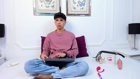 Snapshot of santy_carrington chatting on 12.31.24 Santiago Carrington online show from 12.31.24