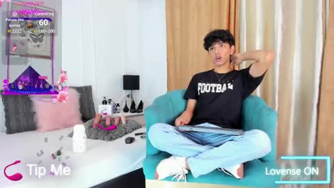 Santiago Carrington online show from 02.12.25