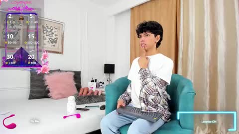 Snapshot of santy_carrington chatting on 02.13.25 Santiago Carrington online show from 02.13.25