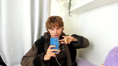 Snapshot of santy_kitty chatting on 01.21.25 kitty online show from 01.21.25