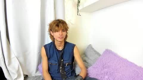 Snapshot of santy_kitty chatting on 02.21.25 kitty online show from 02.21.25