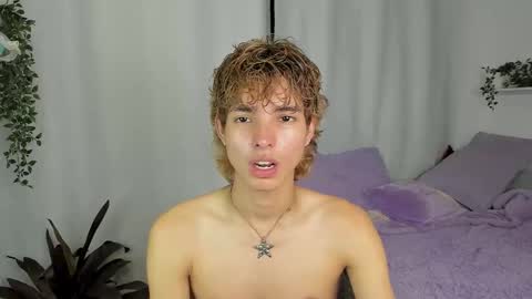 Snapshot of santy_kitty chatting on 09.28.25 kitty online show from 09.28.25