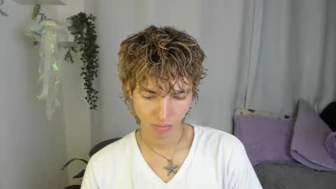 Snapshot of santy_kitty chatting on 10.17.25 kitty online show from 10.17.25