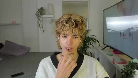 Snapshot of santy_kitty chatting on 10.20.25 kitty online show from 10.20.25