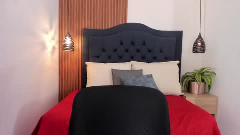 Snapshot of sara_stone17 chatting on 12.26.24  -  online show from 12.26.24