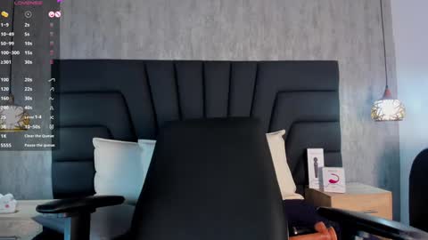 Snapshot of sara_stone17 chatting on 02.05.25  -  online show from 02.05.25