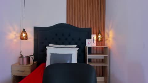 Snapshot of sara_stone17 chatting on 09.29.25  -  online show from 09.29.25