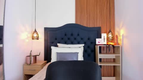 Snapshot of sara_stone17 chatting on 09.30.25  -  online show from 09.30.25