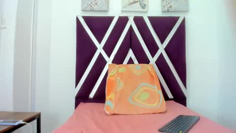 Snapshot of saracardona_1 chatting on 09.27.25 Sara Cardona online show from 09.27.25