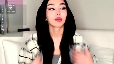 Snapshot of saranmia chatting on 12.11.24 Mia online show from 12.11.24