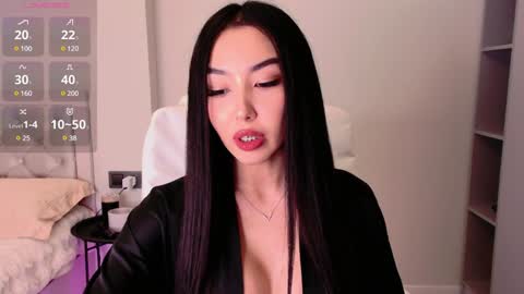Snapshot of saranmia chatting on 12.17.24 Mia online show from 12.17.24