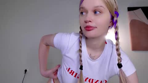 Snapshot of scarlet_enchantress chatting on 11.17.25 scarlet_enchantress online show from 11.17.25