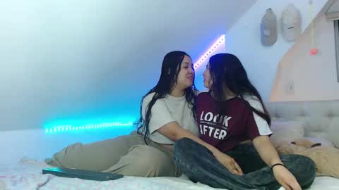 Scarlett and Jazmin online show from 09.25.25