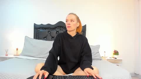 Snapshot of scarlettmilf_cg chatting on 12.21.24 Scarlett online show from 12.21.24