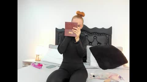 Snapshot of scarlettmilf_cg chatting on 02.12.25 Scarlett online show from 02.12.25