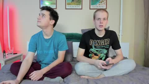 Snapshot of scooby_r chatting on 12.10.24 Thomas brunette and Alex blond online show from 12.10.24